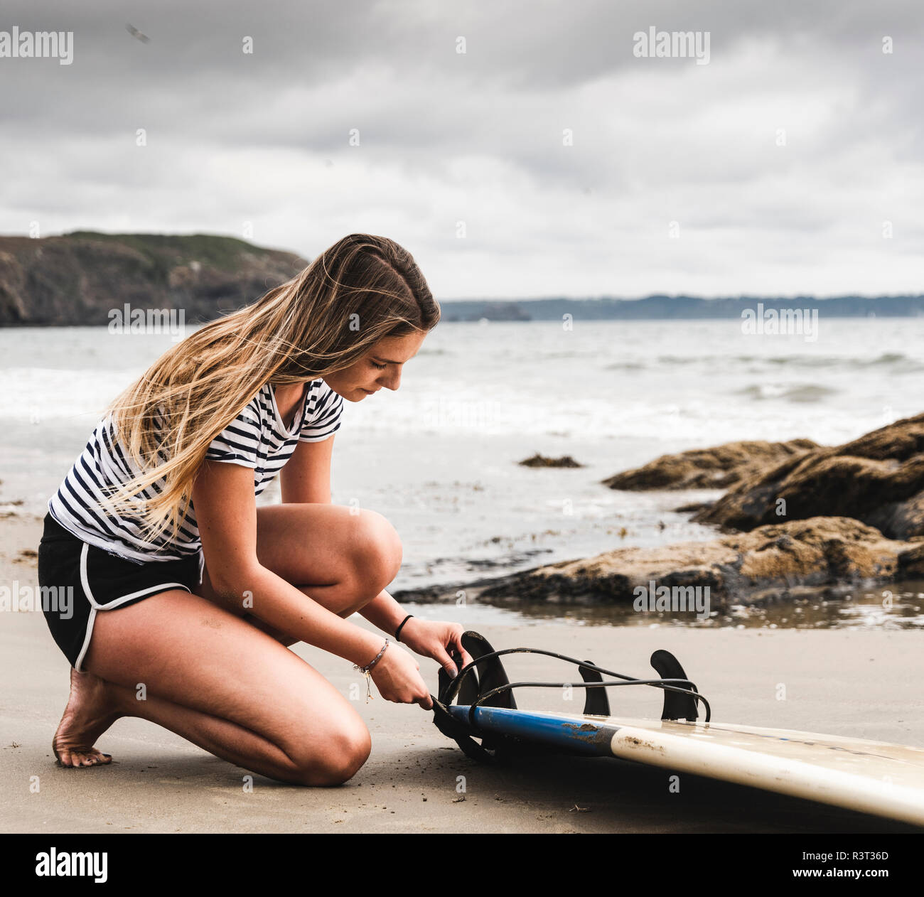 Beach sea woman kneeling hi-res stock photography and images - Alamy