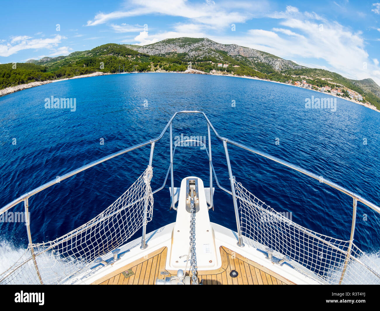 Kroatien, Adriaküste, Dalmatien, Region Hvar, Motoryacht  von vorne Stock Photo