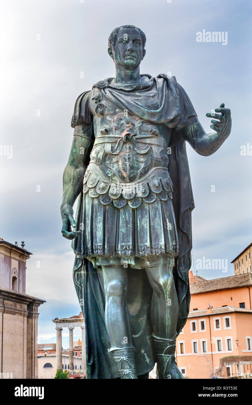 Julius caesar statue rome hi-res stock photography and images - Alamy