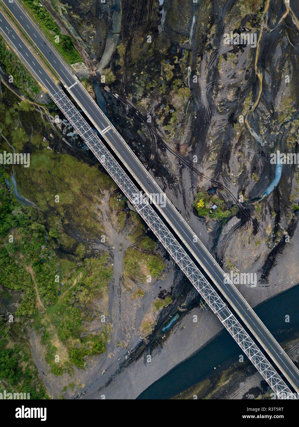 Birds eye aerial view bridge hi-res stock photography and images - Alamy