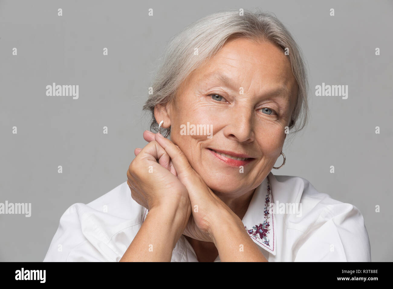 Grey haired women hi-res stock photography and images - Alamy