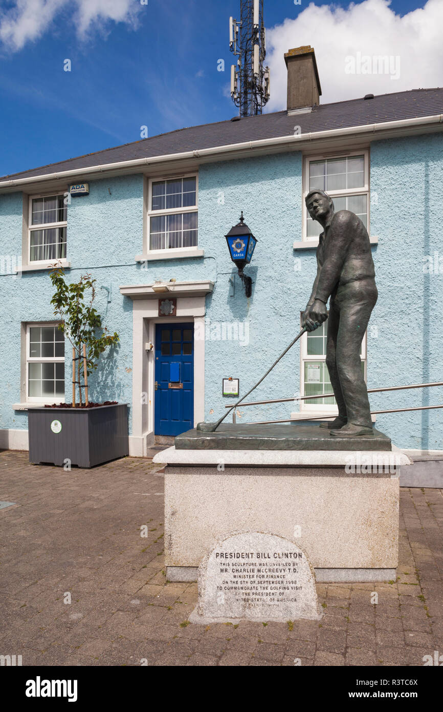 Ireland, County Kerry, Ballybunion, statue of a golfing US President Bill Clinton, who visited the local golf course in 1998 Stock Photo