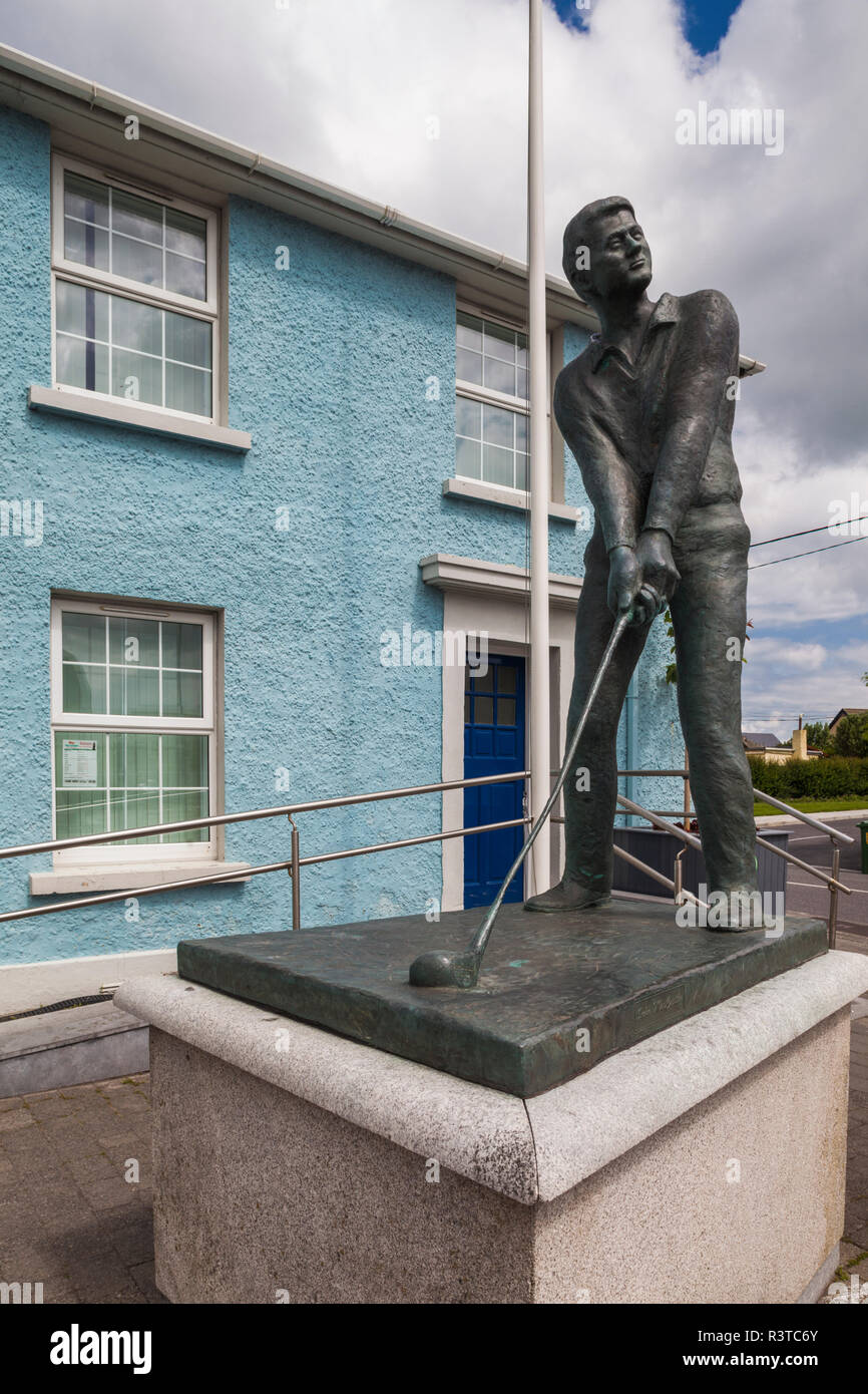 Ireland, County Kerry, Ballybunion, statue of a golfing US President Bill Clinton, who visited the local golf course in 1998 Stock Photo