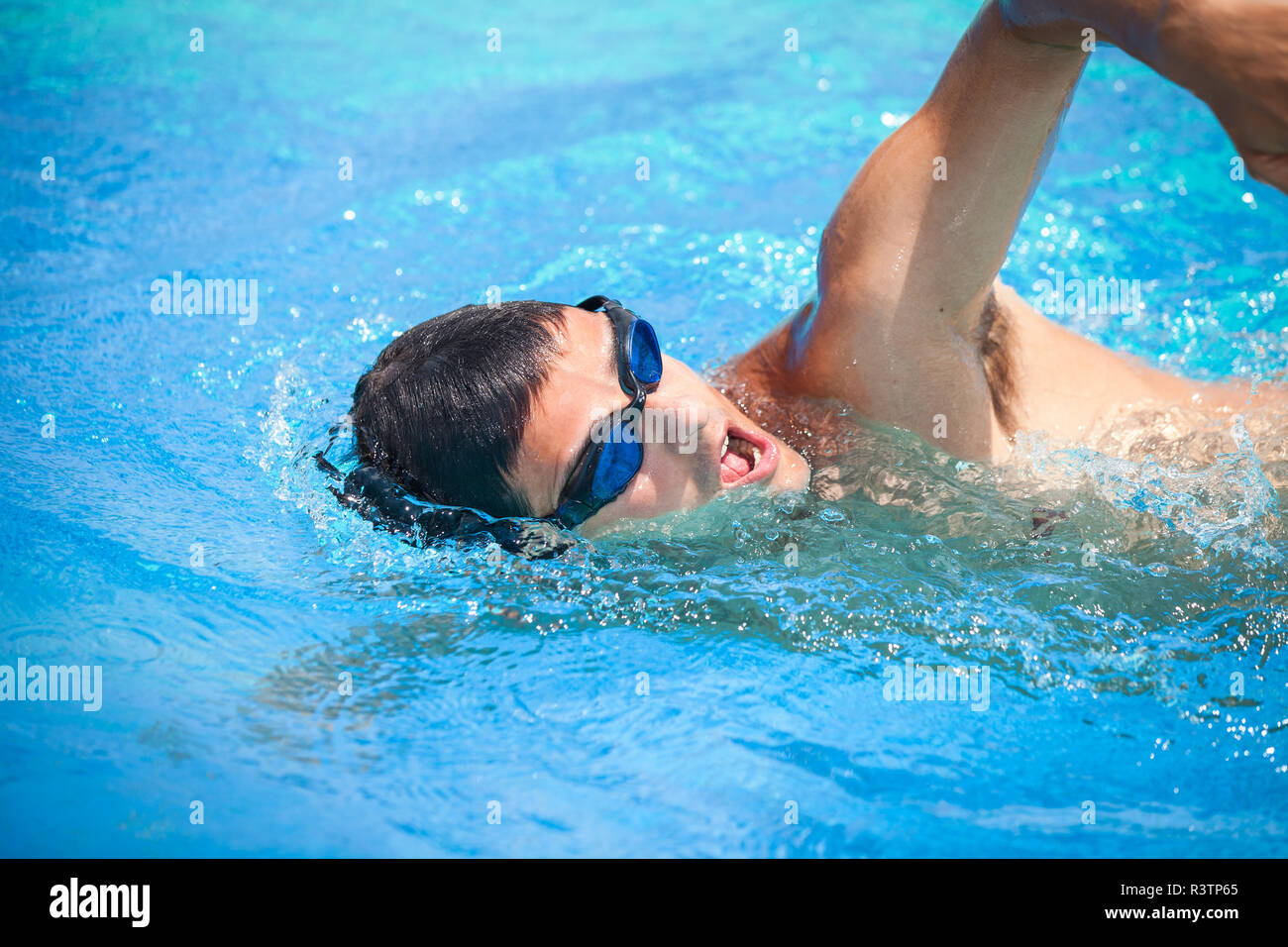 Man swimming pool outdoors muscles hi-res stock photography and images ...