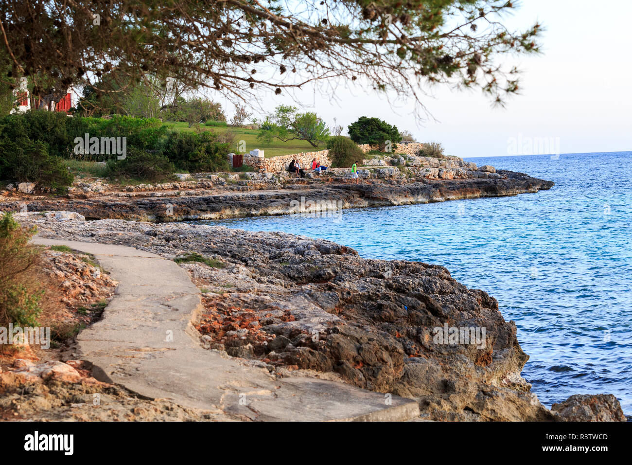 Spain, Balearic Islands, Mallorca. Porto Colom. Walkway along the waterfront. Stock Photo