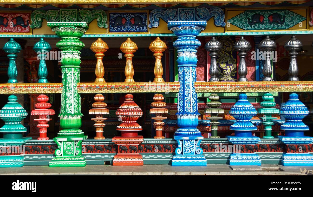 Colorful pillars of hindu temple in Malaysia Stock Photo - Alamy