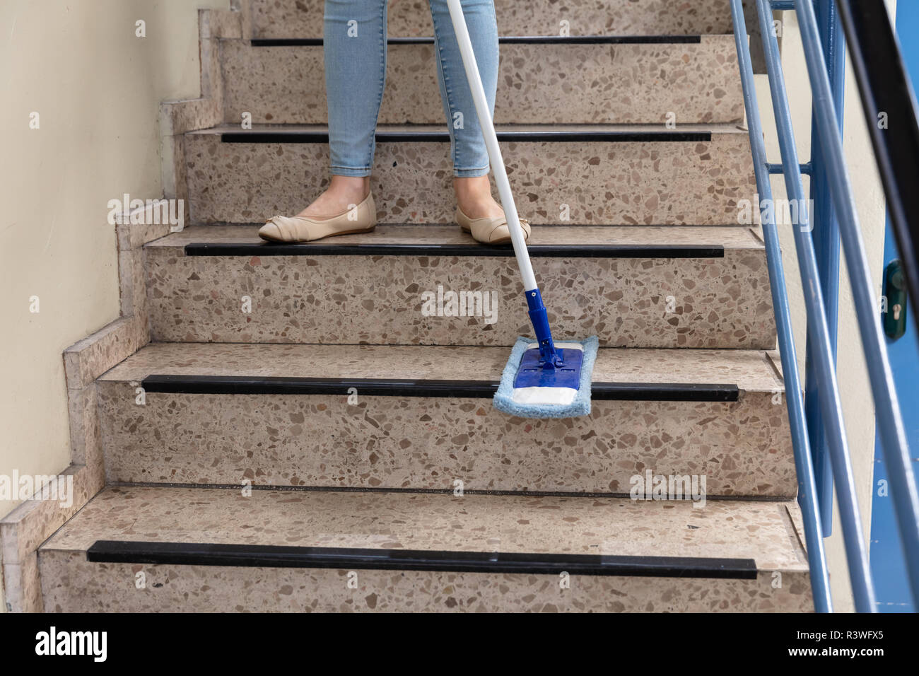 Feet on stairs. Мытьё подъездов. Мыть лестницу во сне. Мыть лестницу во сне. Сбежать с лестницы.