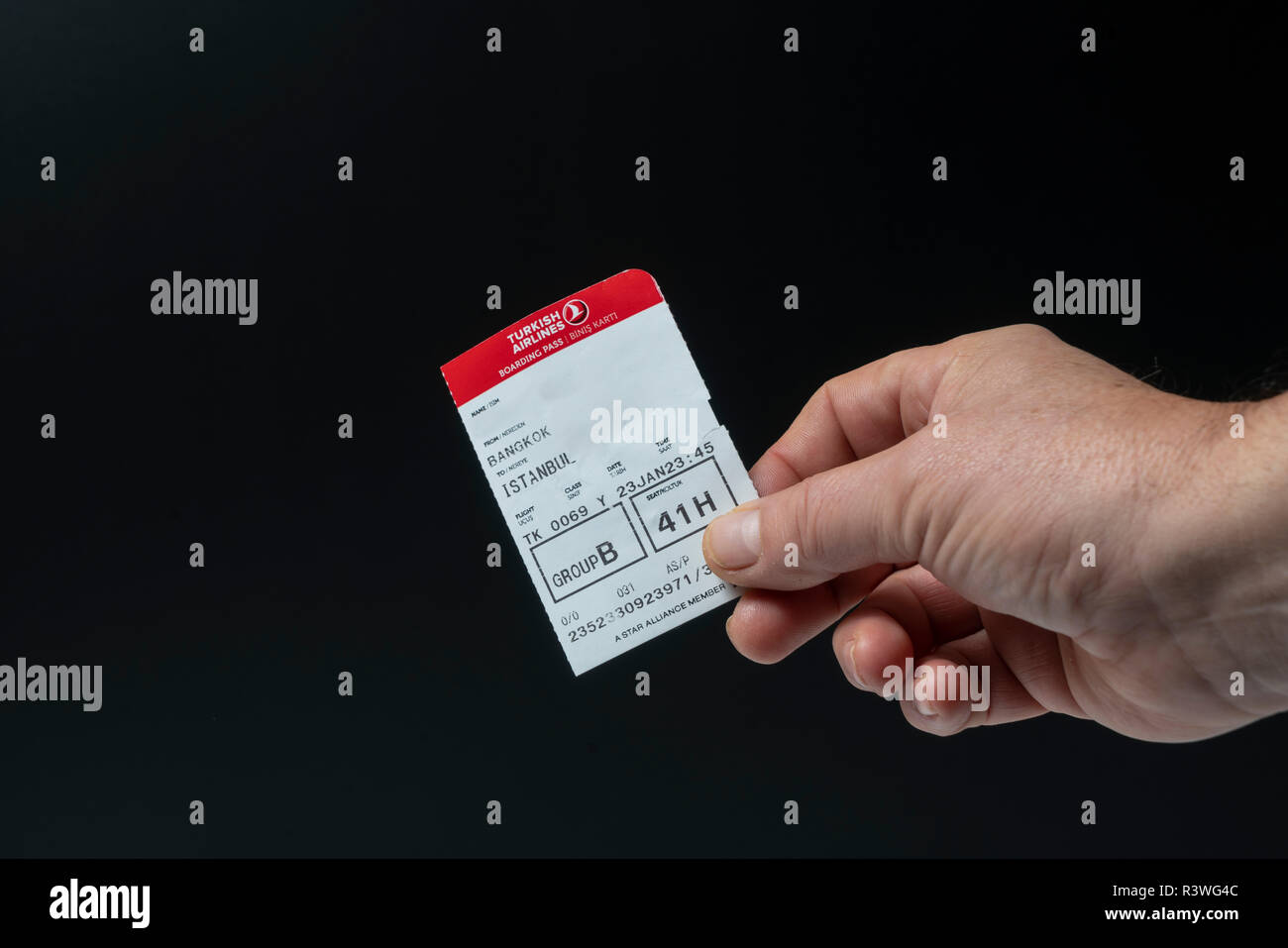Afhængig Effektiv pude Turkish airlines boarding pass on the hand Stock Photo - Alamy