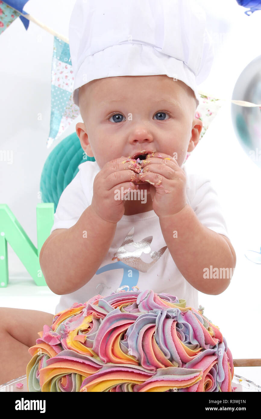 1 year old toddler, cake smash birthday cake Stock Photo - Alamy