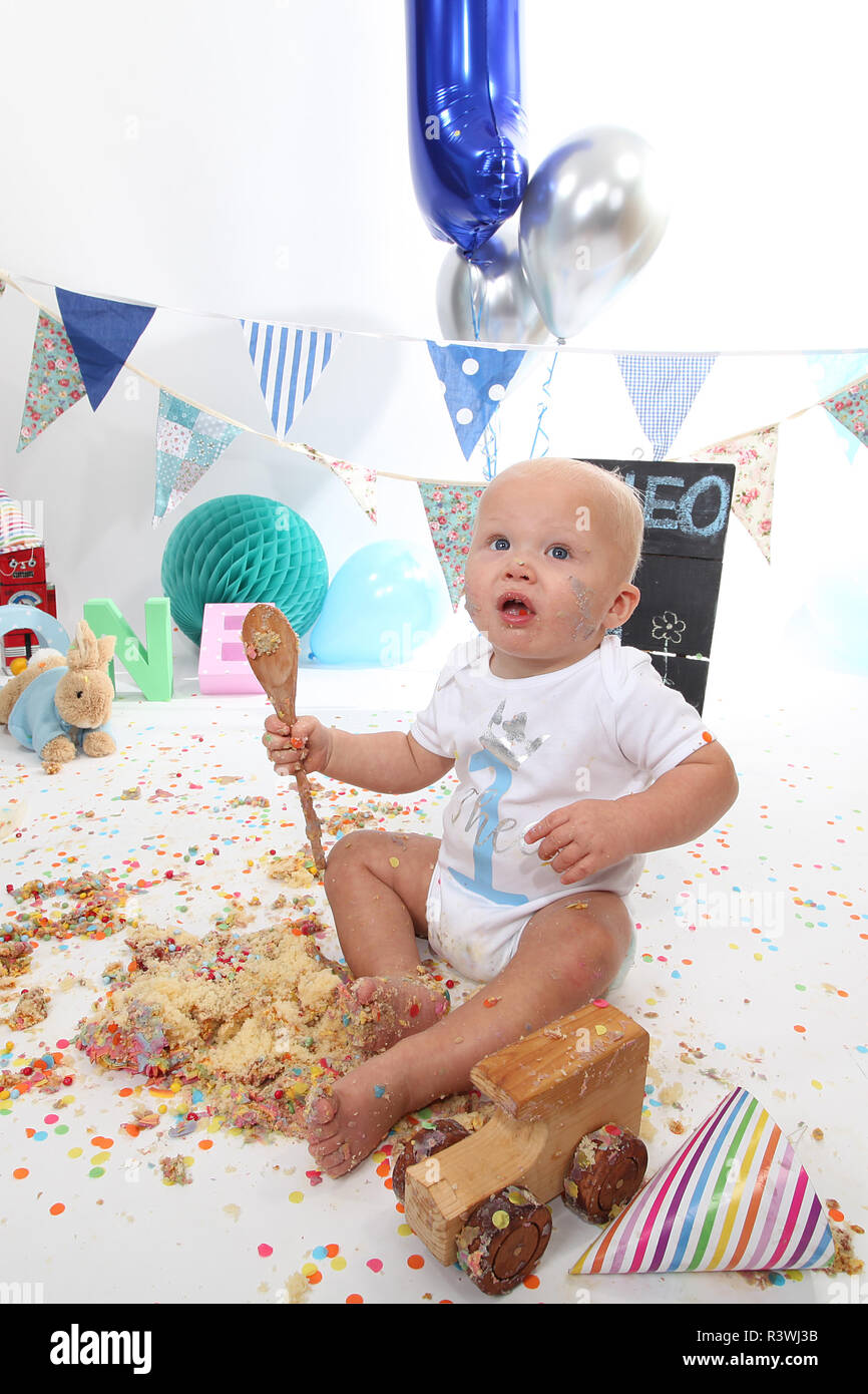 1 year old toddler, cake smash birthday cake Stock Photo - Alamy