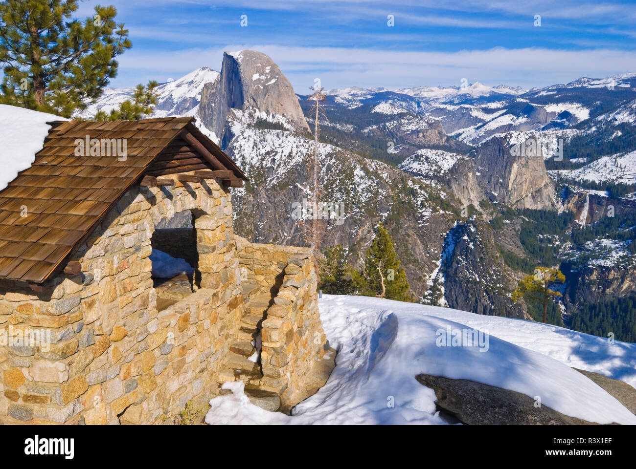 The Glacier Point hut and Half Dome, Yosemite National Park, California, USA Stock Photo