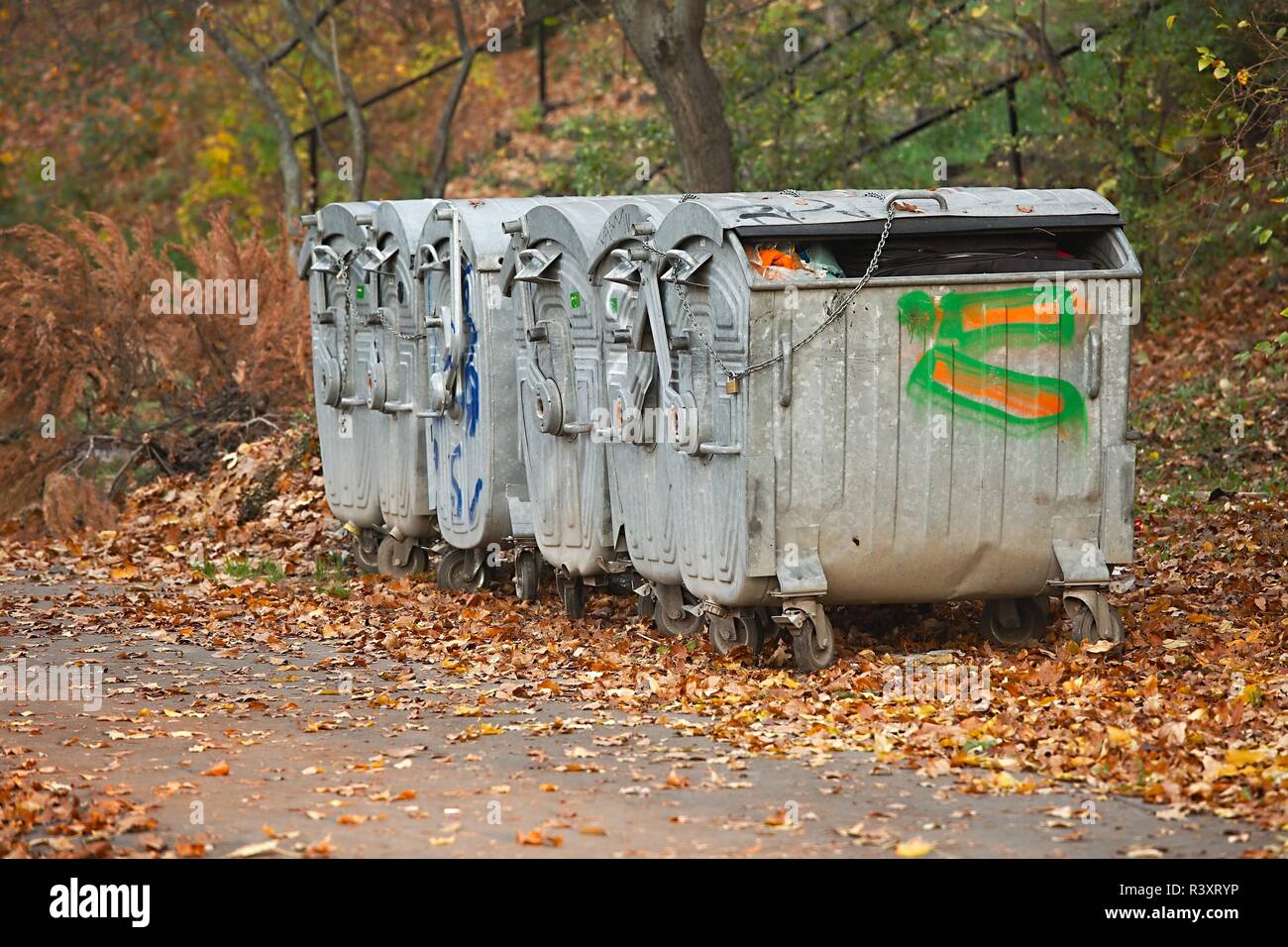 https://c8.alamy.com/comp/R3XRYP/garbage-containers-R3XRYP.jpg