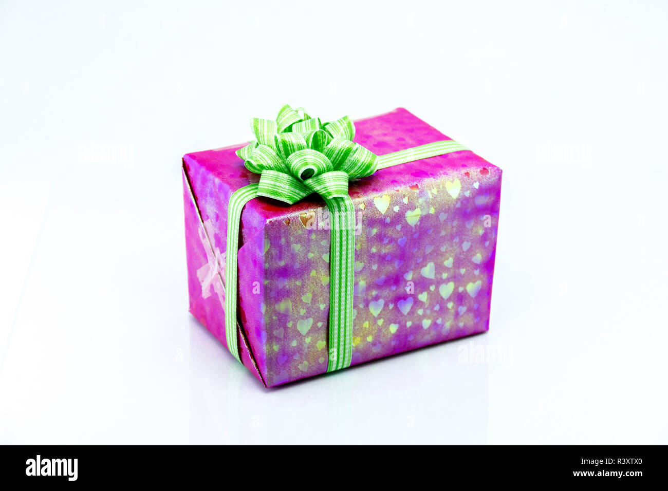 pink gift box with green ribbon bow Stock Photo - Alamy