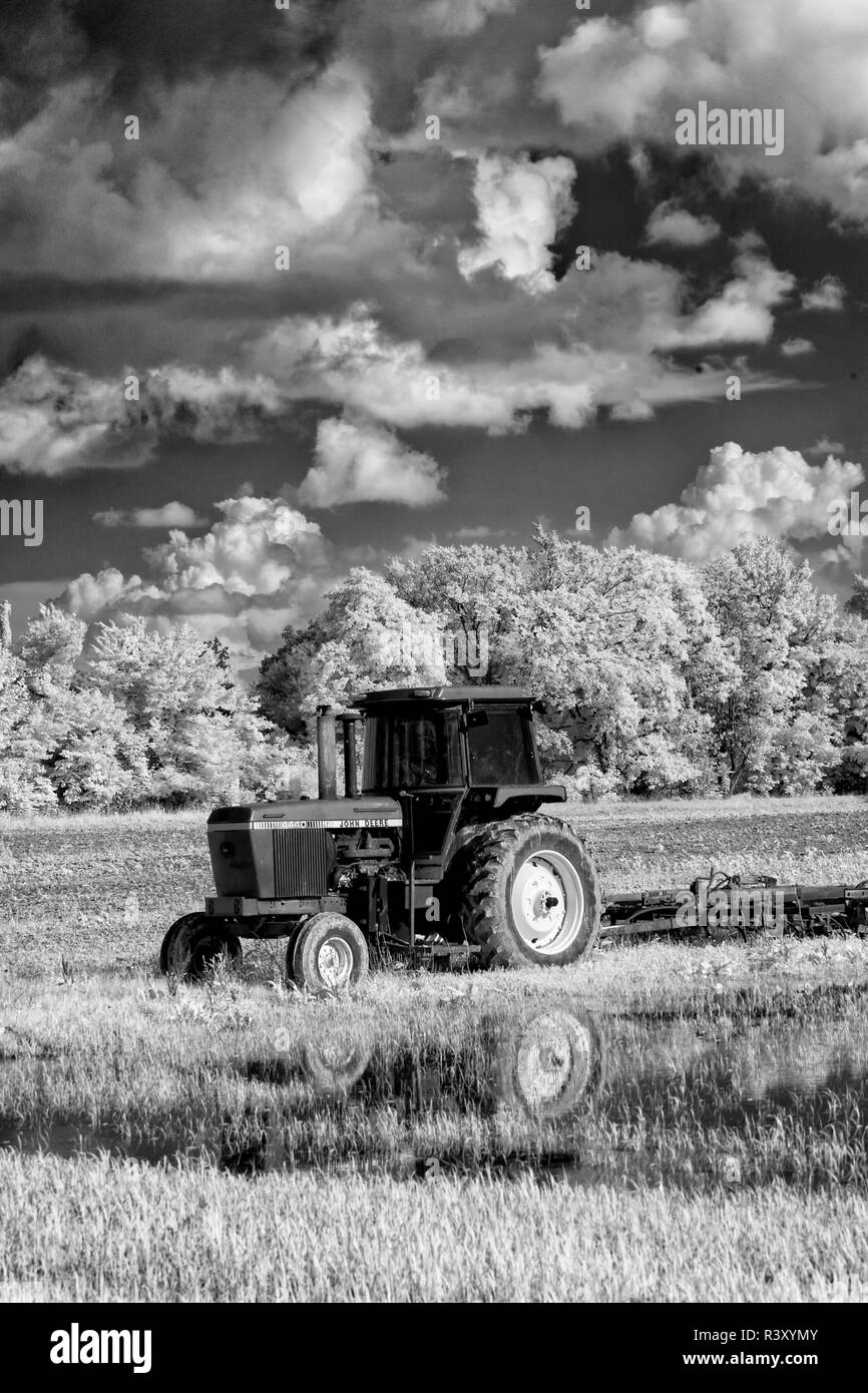 Farming usa tractor Black and White Stock Photos & Images - Alamy