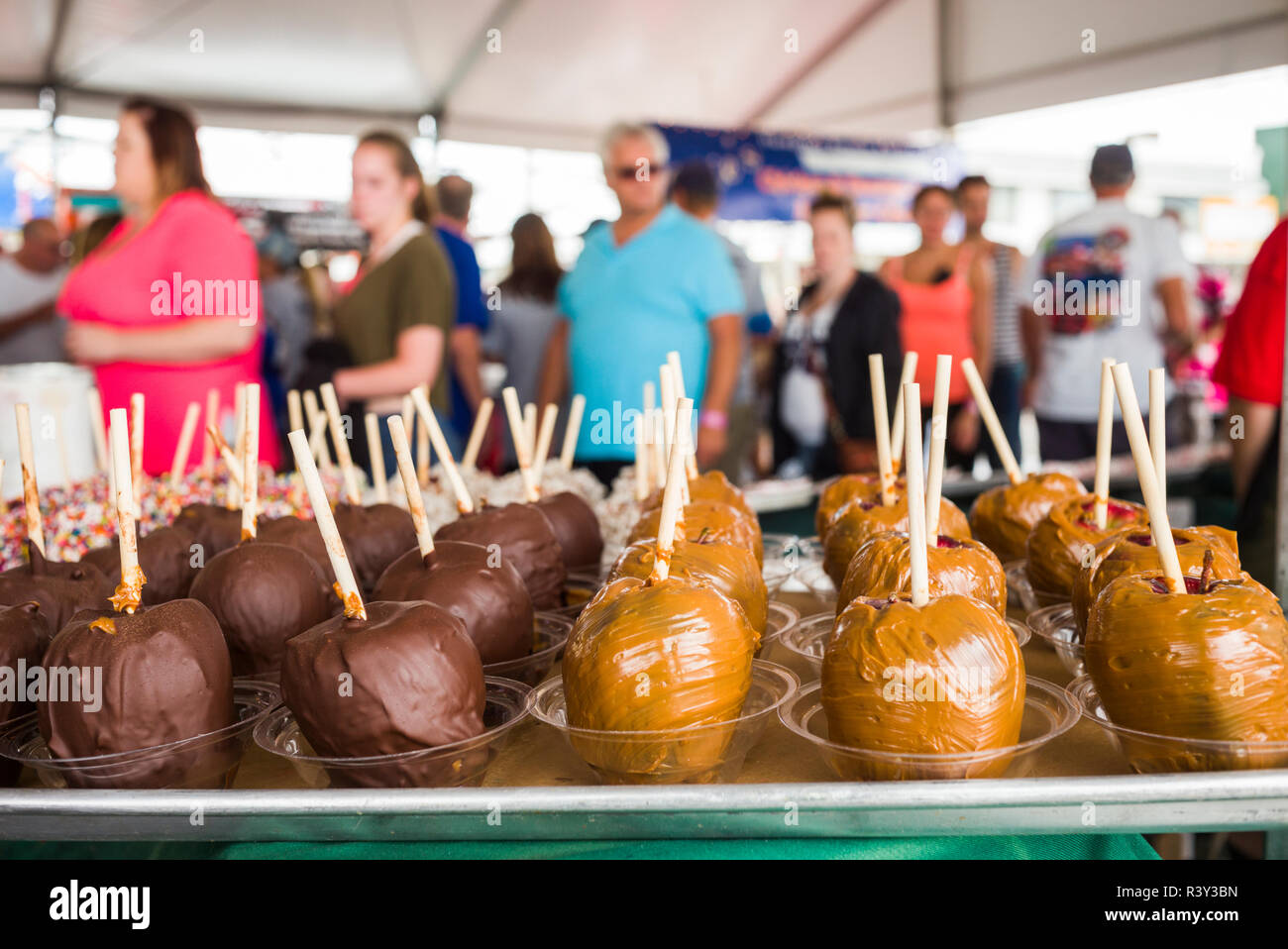 USA, New Hampshire, Hampton Beach Seafood Festival, caramel apples
