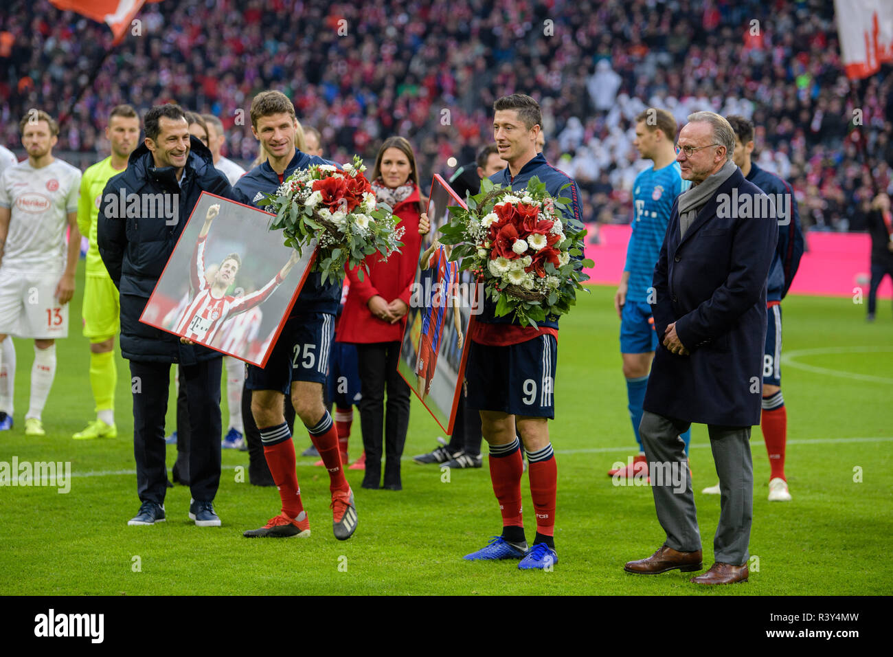 24 November 2018, Bavaria, München: Soccer: Bundesliga, Bayern Munich - Fortuna Düsseldorf, 12th matchday in the Allianz Arena. Thomas Müller from FC Bayern Munich (2nd from left) and Robert Lewandowski from FC Bayern Munich (2nd from right) are honoured for their admission to the 100 Club. On the left is Hasan Salihamidzic, sports director of FC Bayern, and on the right Karl-Heinz Rummenigge, CEO of FC Bayern. Photo: Matthias Balk/dpa - IMPORTANT NOTE: In accordance with the requirements of the DFL Deutsche Fußball Liga or the DFB Deutscher Fußball-Bund, it is prohibited to use or have used p Stock Photo