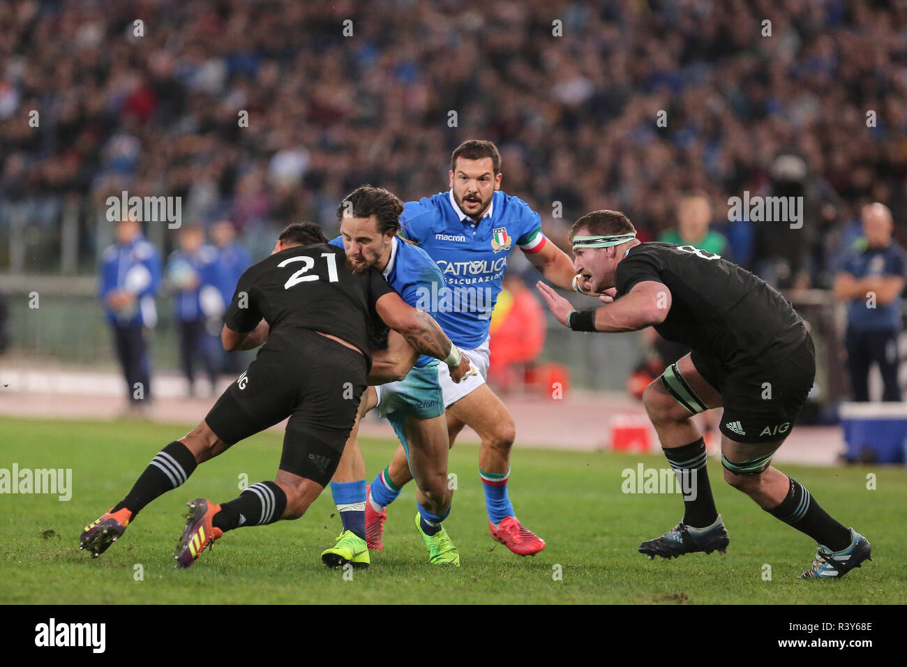 Roma, Italy. 24th November, 2018. All Blacks' scrum half Te Toiroa Tahuriorangi tackles Michele Campagnaro in the match against Italy in November Cattolica Test Match 2018 Credit: Massimiliano Carnabuci/Alamy Live News Stock Photo