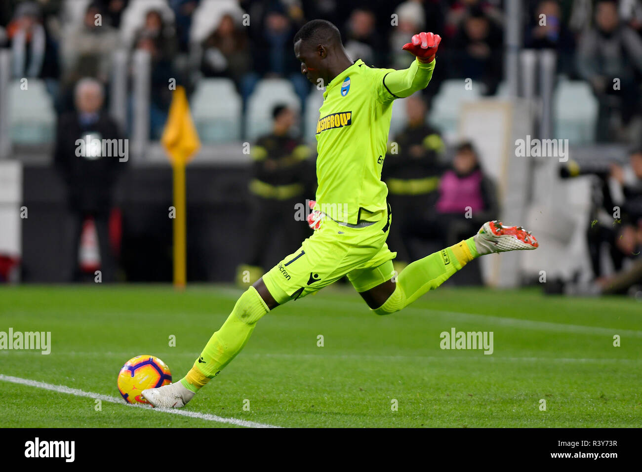 Allianz Stadium, Turin, Italy. 24th Nov, 2018. Serie A football, Juventus versus SPAL; Alfred Gomis the goalkeeper of Spal takes a long goal kick Credit: Action Plus Sports/Alamy Live News Stock Photo