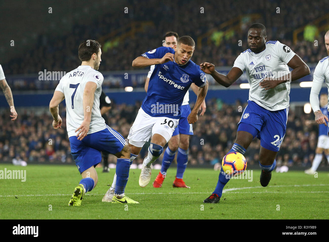 Liverpool Uk 24th Nov 2018 Richarlison Of Everton C Looks To Break Between Harry Arter And