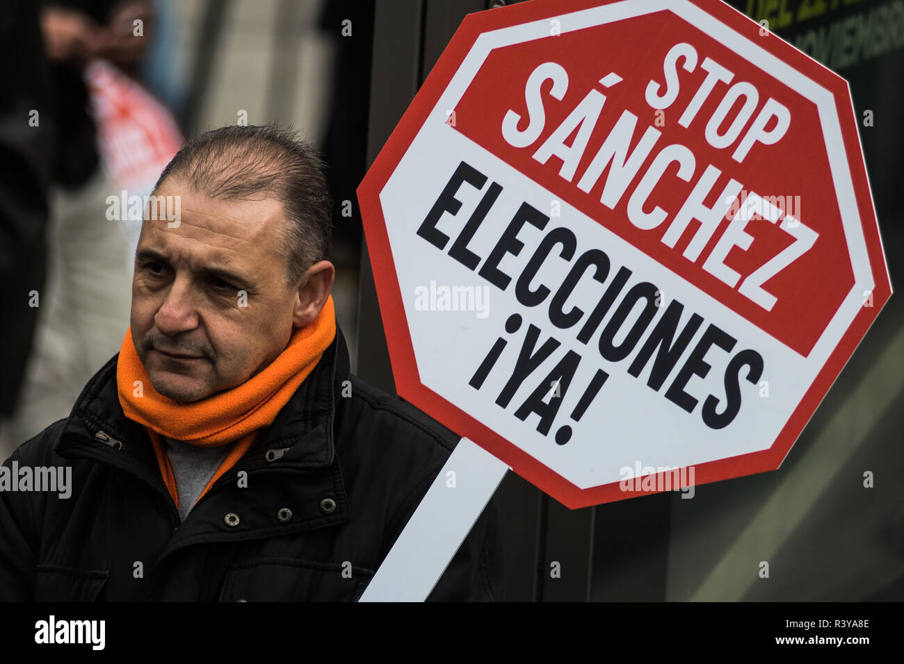 Madrid, Spain. 24th Nov, 2018. A man with a placard that reads 'Stop Sanchez. Elections Now' during a protest organized by Ciudadanos party  against Prime Minister Pedro Sanchez's policies with the Catalan independence process. Albert Rivera leader of Ciudadanos protested against Government for a possible pardon in case the jailed pro independence Catalan leaders are finally accused of sedition. Credit: Marcos del Mazo/Alamy Live News Stock Photo