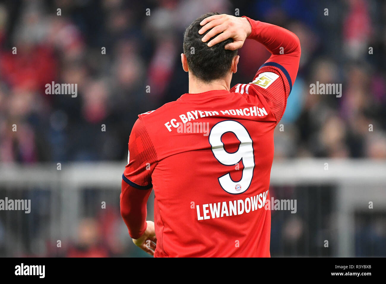 Munich Deutschland 24th Nov 2018 Robert Lewandowski Bayern Munich Touches The Back Of The Head Disappointment