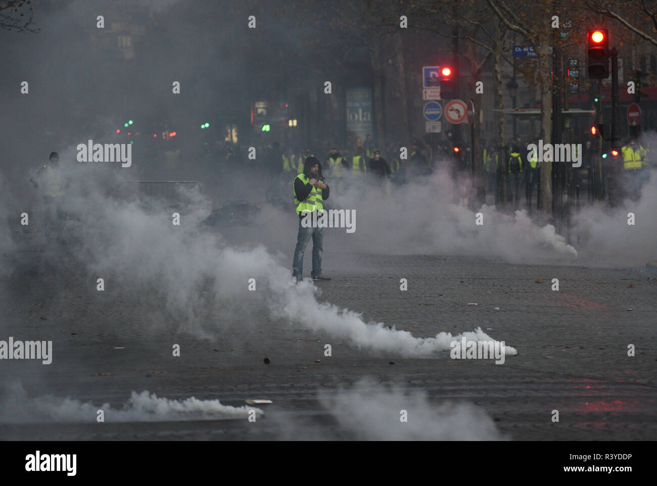 Paris, France. November 24, 2018 - Paris, France: Protesters wearing yellow vest build barricades and clash with riot police on the Champs-Elysees avenue. What began as a protest against rising fuel prices has turned into boiling anger at president Emmanuel Macron. Clashes broke out when protesters tried to force their way towars the Elysee palace, the French presidential office. *** FRANCE OUT / NO SALES TO FRENCH MEDIA *** Credit: Idealink Photography/Alamy Live News Stock Photo