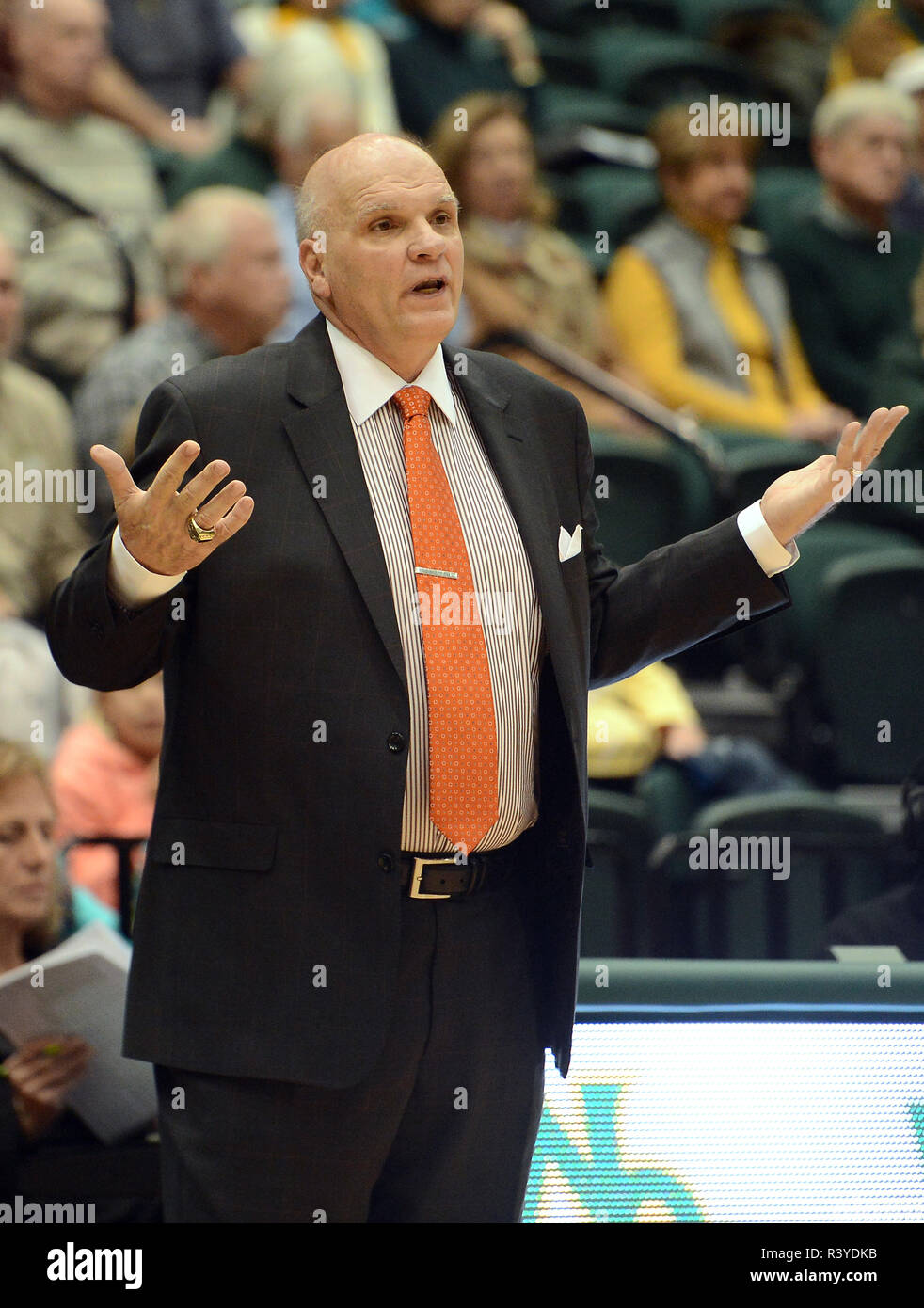 Williamsburg, VA, USA. 24th Nov, 2018. 20181124 - St. Joseph's head coach PHIL MARTELLI directs his team against William and Mary in the first half at Kaplan Arena in Williamsburg, Va. Credit: Chuck Myers/ZUMA Wire/Alamy Live News Stock Photo