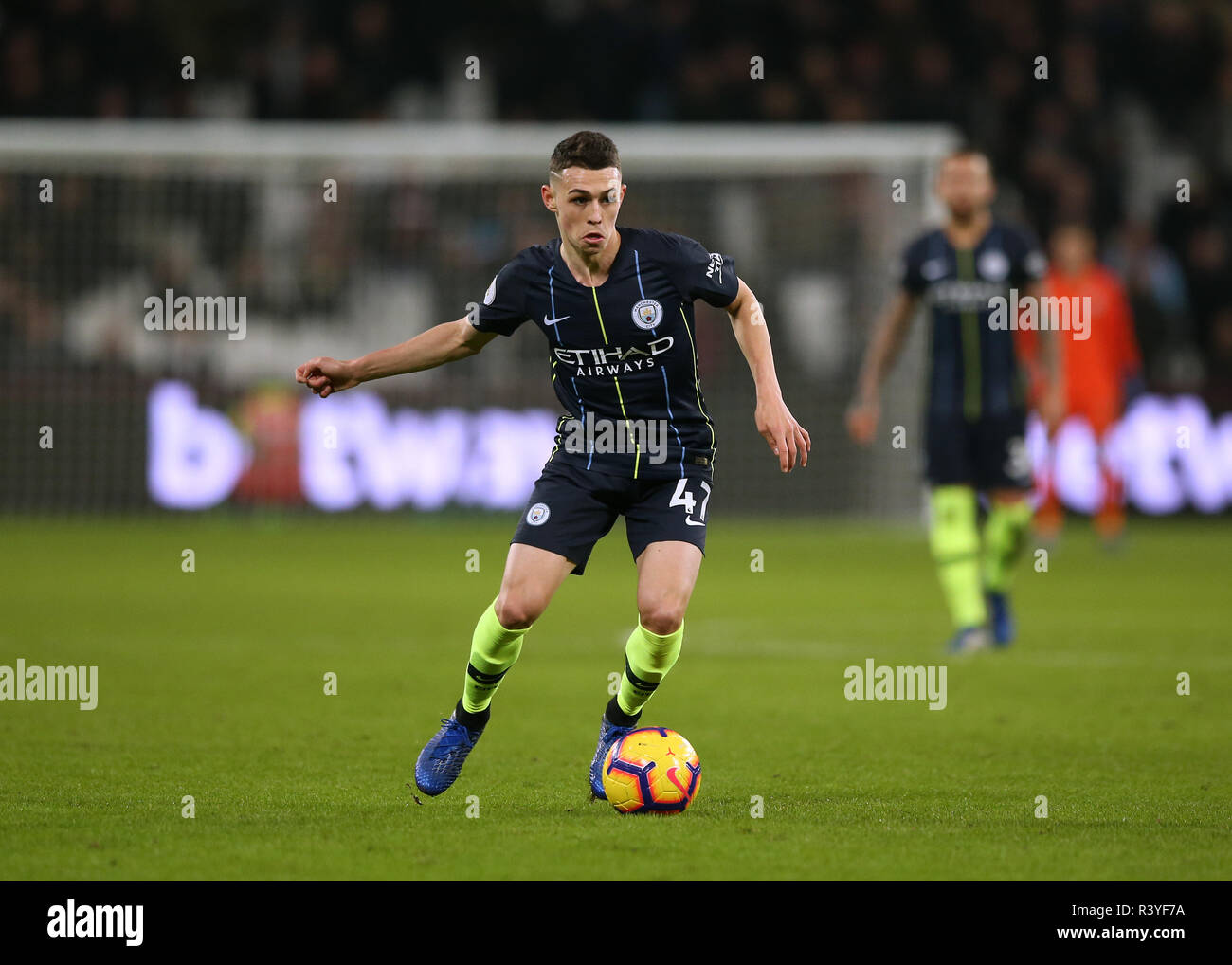 London Stadium, London, UK. 24th Nov, 2018. EPL Premier League football, West Ham United versus Manchester City; Phil Foden of Manchester City plays through midfield Credit: Action Plus Sports/Alamy Live News Stock Photo