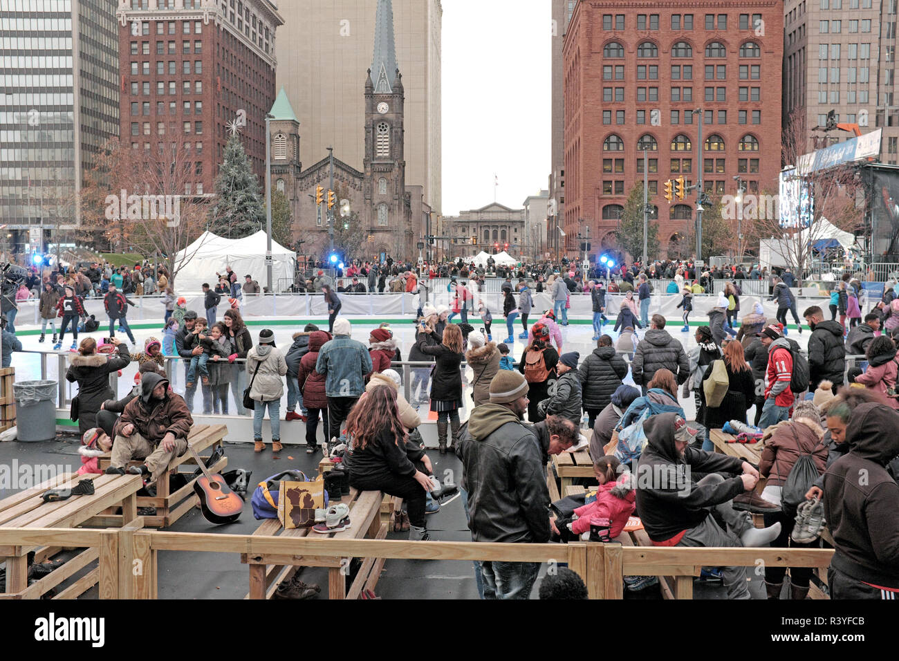 Busy outdoor ice skating rink hires stock photography and images Alamy