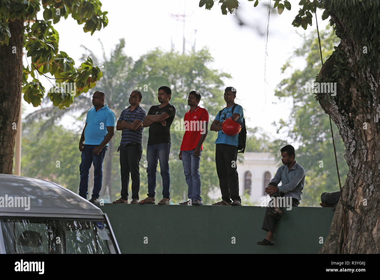 Colombo, Sri Lanka. 25th November 2018. 25th November 2018, Sinhalese Sports Club Ground, Colombo, Sri Lanka; International Test Cricket, third test, day 3, Sri Lanka versus England; A group of Sri Lanka fans watch the game from an elevated postition on a wall outside the ground Credit: Action Plus Sports Images/Alamy Live News Credit: Action Plus Sports Images/Alamy Live News Stock Photo
