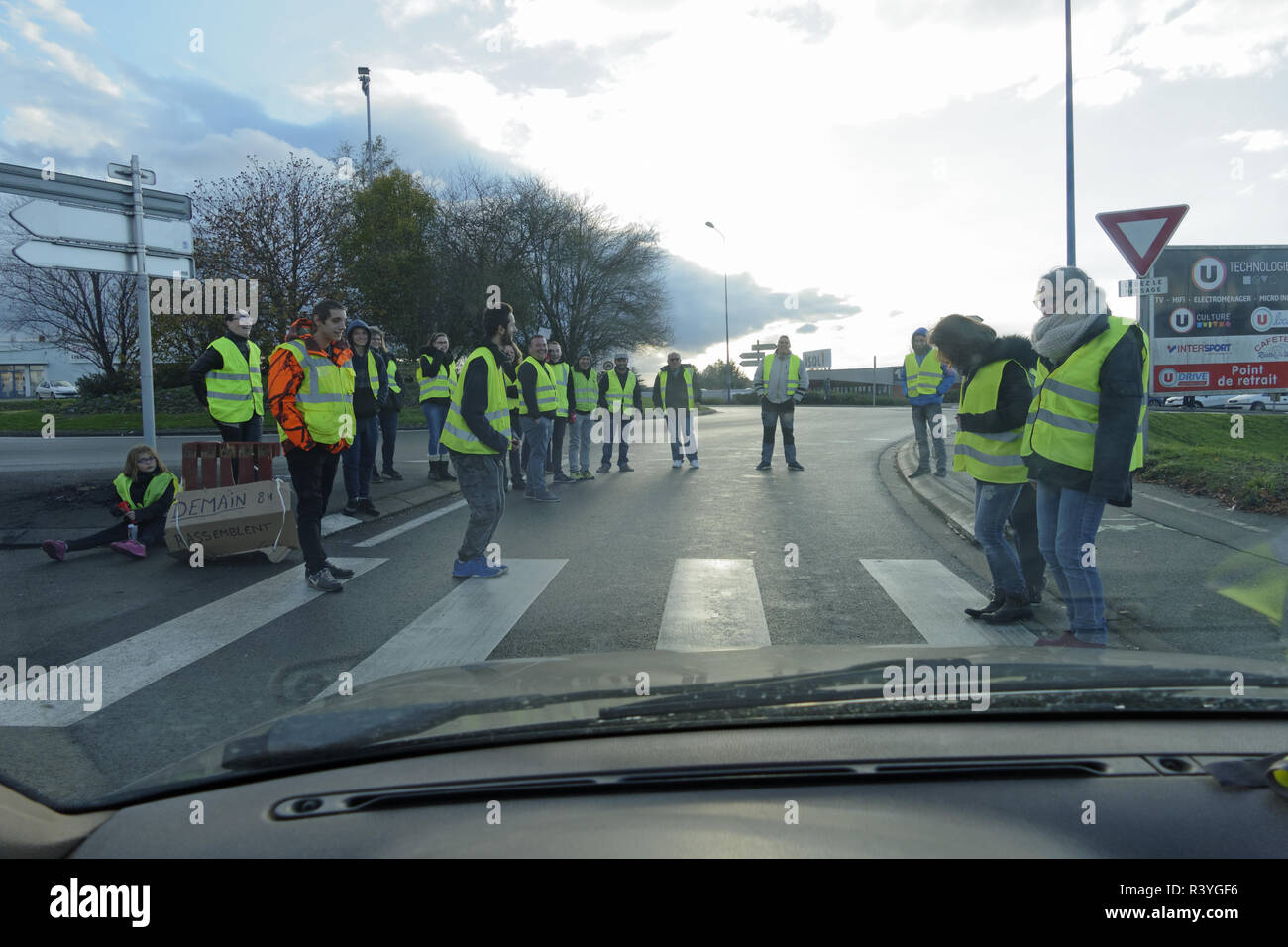 Mayenne city, Mayenne department, Pays de la Loire, France. November 24, 2018, filtering traffic at a roundabout by yellow vests against rising fuel and expensive living. Credit: Joel Douillet/Alamy Live News Stock Photo