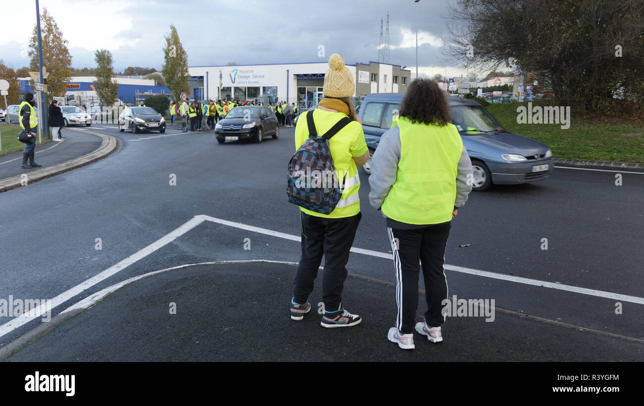 Mayenne city, Mayenne department, Pays de la Loire, France. November 24, 2018, filtering traffic at a roundabout by yellow vests against rising fuel and expensive living. Credit: Joel Douillet/Alamy Live News Stock Photo