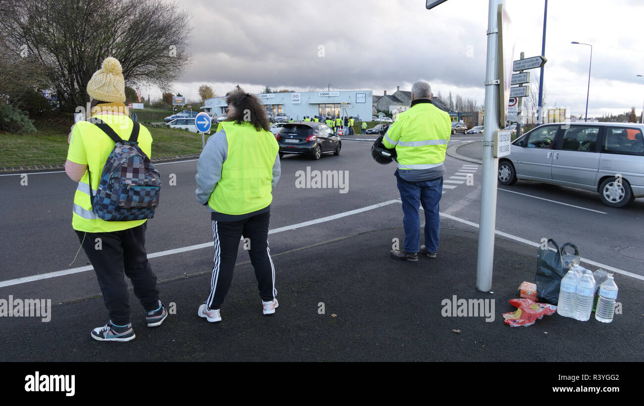 Mayenne city, Mayenne department, Pays de la Loire, France.November 24, 2018, filtering traffic at a roundabout by yellow vests against rising fuel and expensive living. Credit: Joel Douillet/Alamy Live News Stock Photo