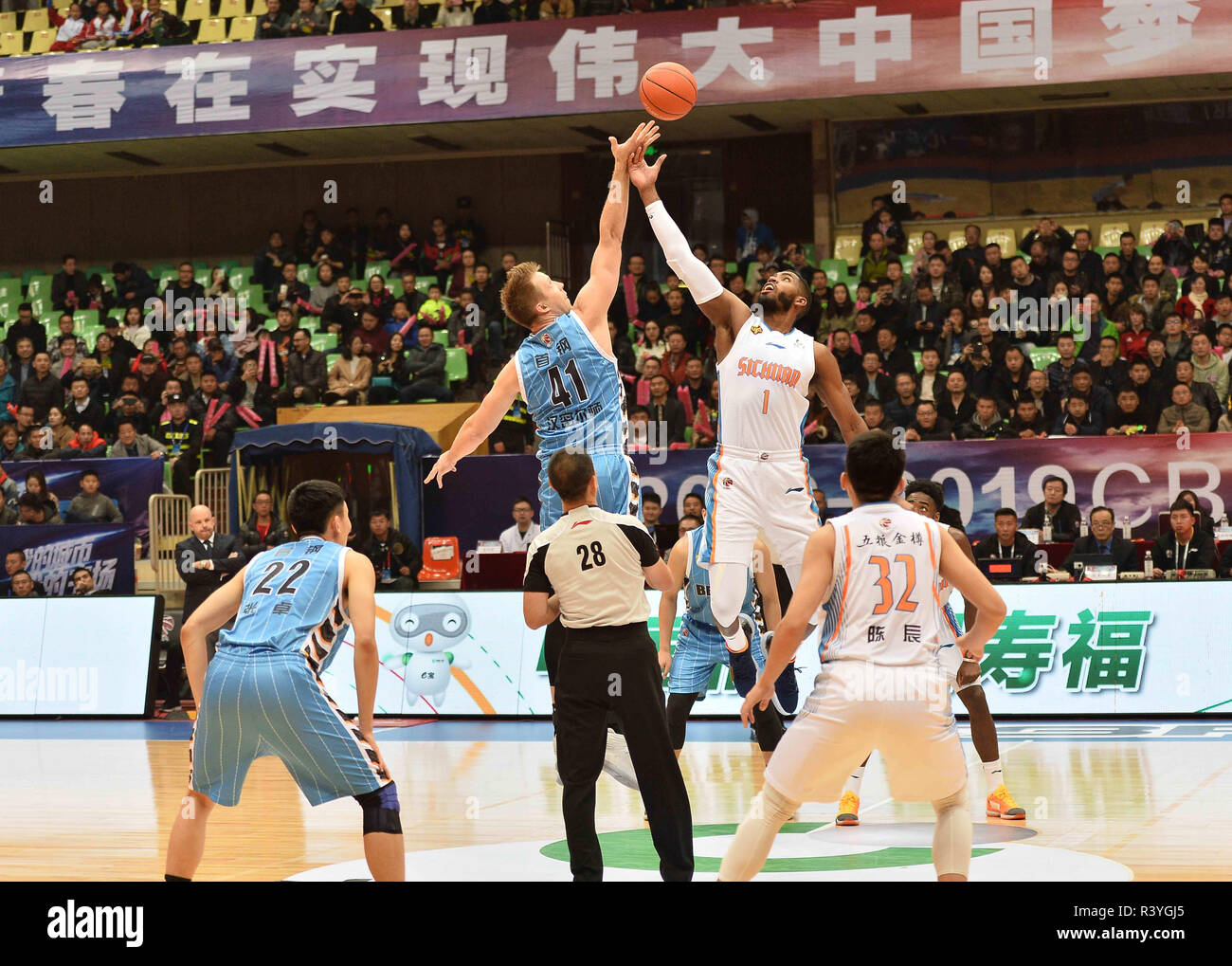 Chengdu, Chengdu, China. 25th Nov, 2018. Chengdu, CHINA-The Beijing Shougang Basketball Team defeats Sichuan Wuliang Jinzun Team 87-73 at CBA 2018/19 in Chengdu, southwest ChinaÃ¢â‚¬â„¢s Sichuan Province. Credit: SIPA Asia/ZUMA Wire/Alamy Live News Stock Photo