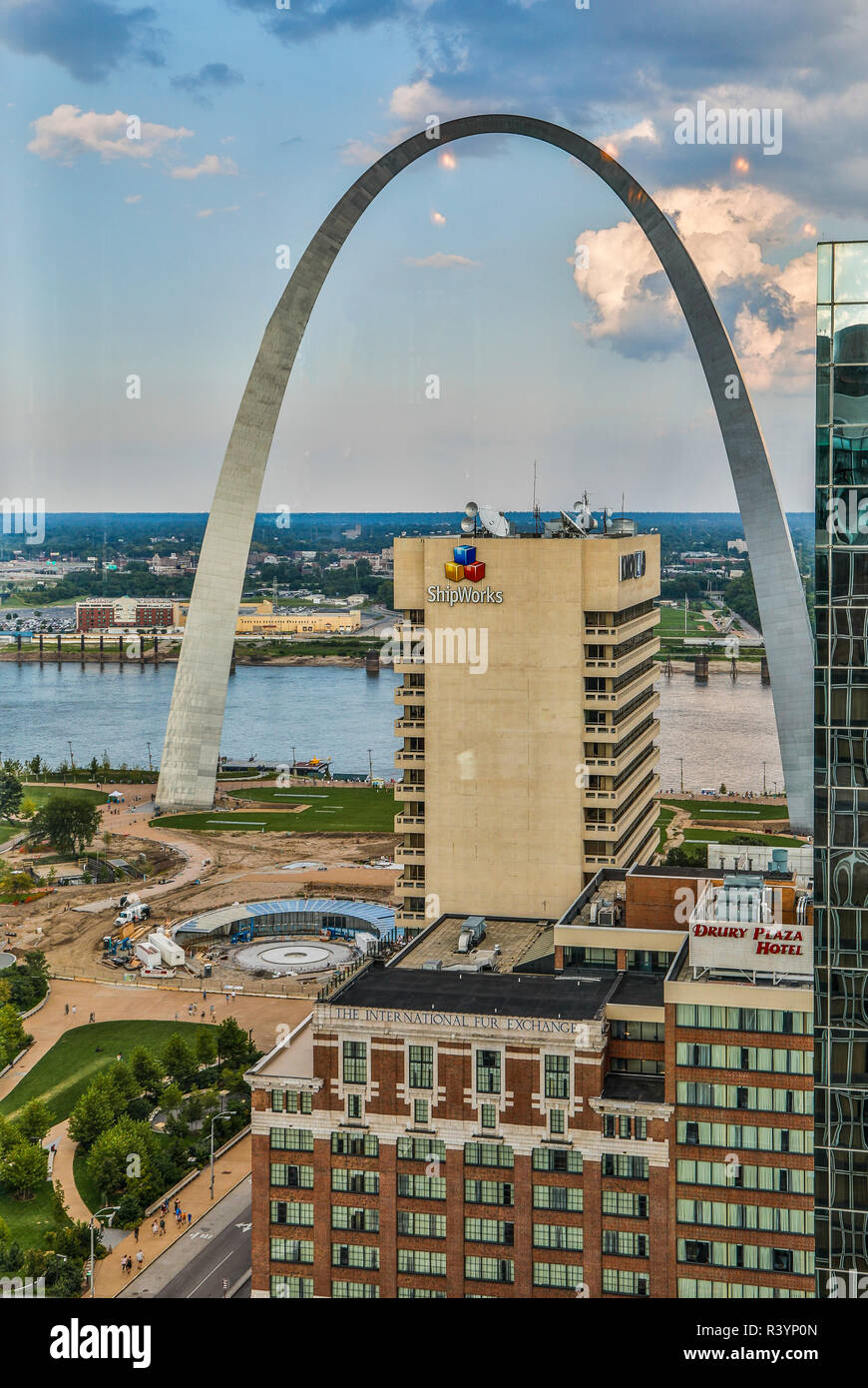 USA, Missouri, St. Louis. Gateway Arch and the Mississippi River Stock Photo