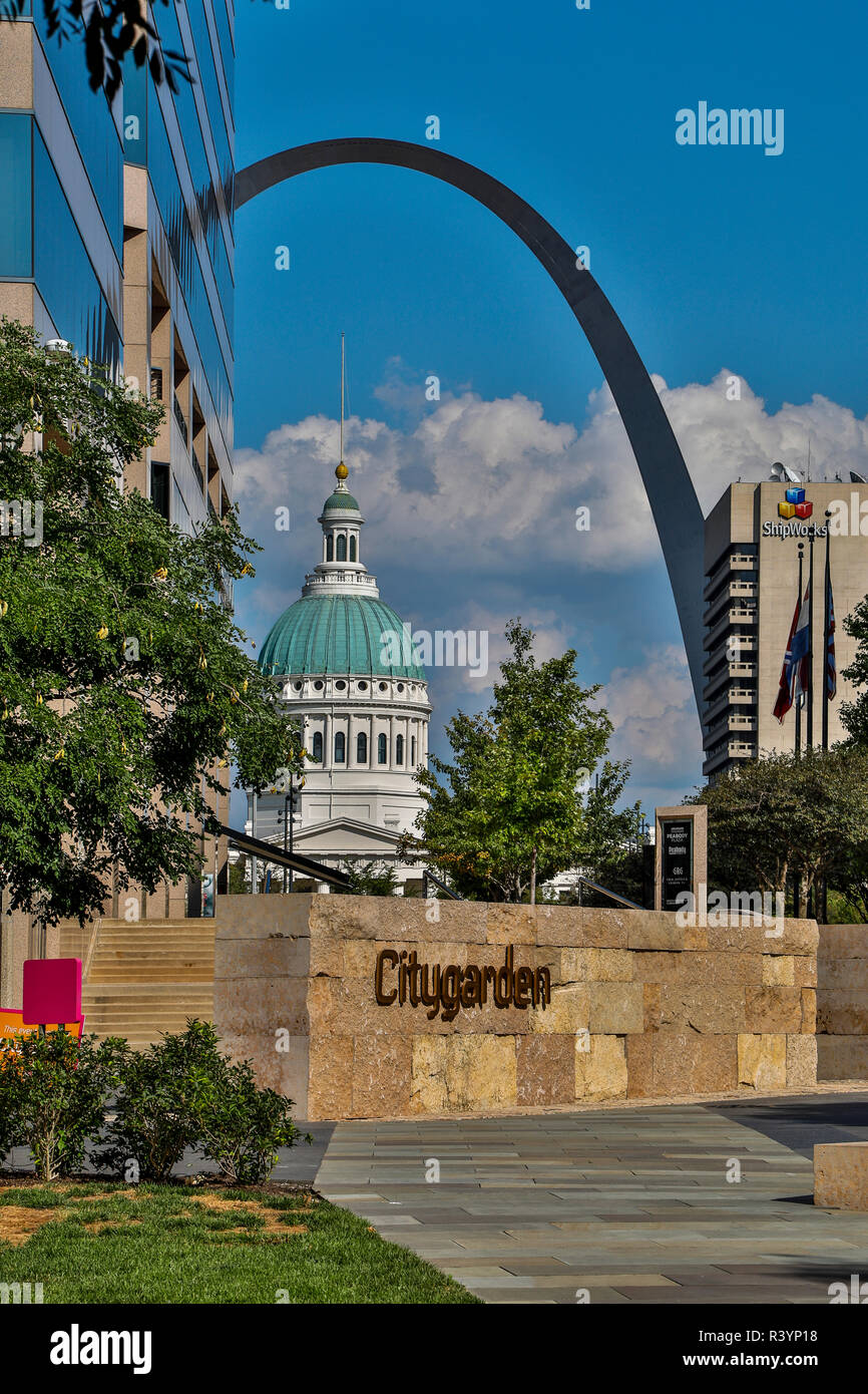USA, Missouri, St. Louis. Gateway Arch over the Dred Scott Building Stock Photo