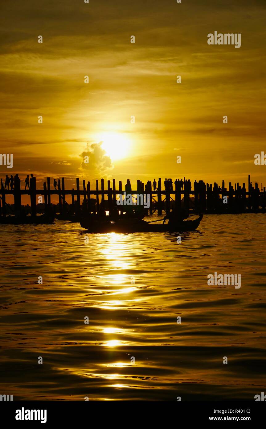 Sunset view of U Bein Bridge in Mandalay, Myanmar Stock Photo - Alamy