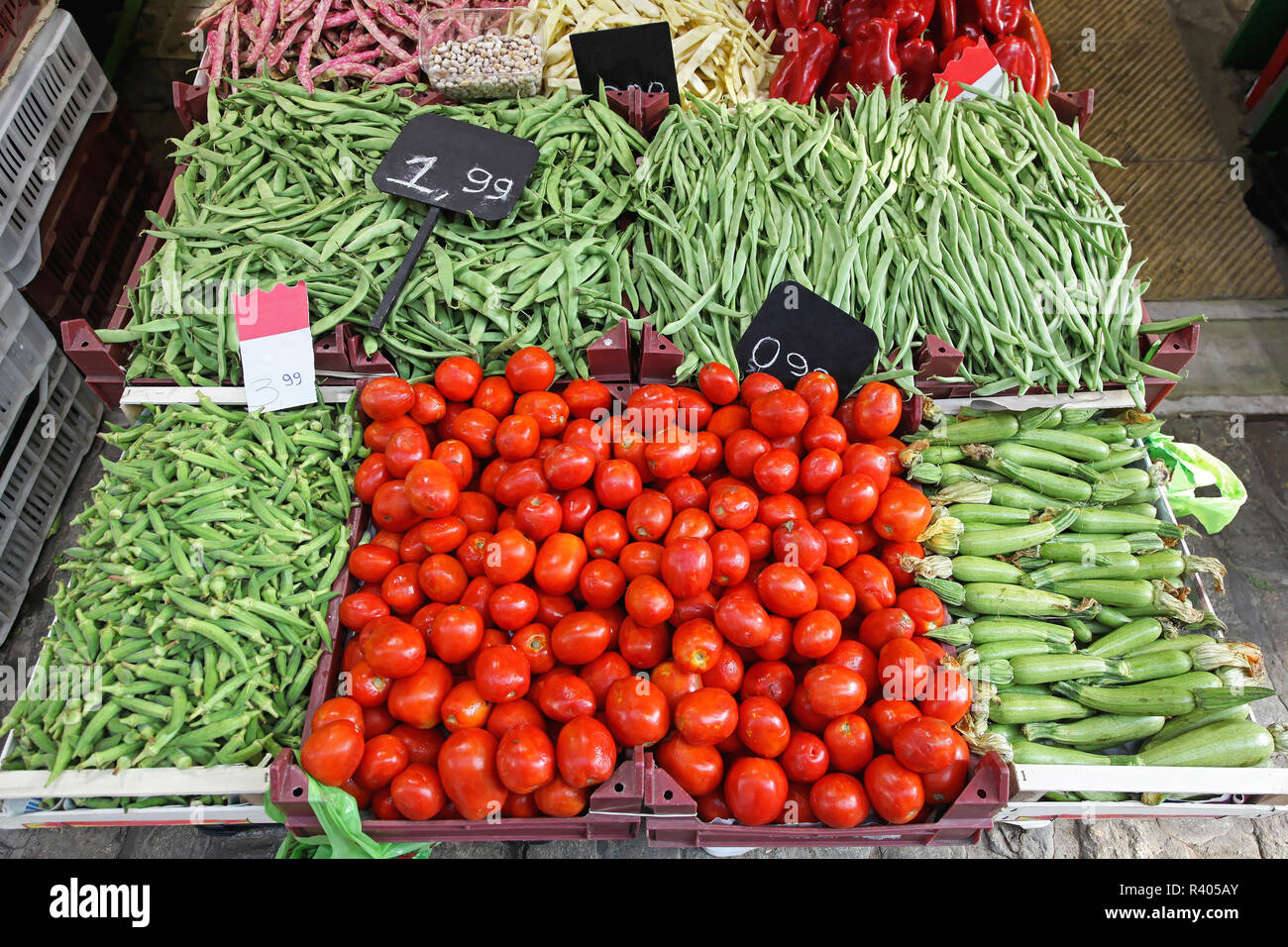 Fresh and organic vegetables at farmers market stall Stock Photo - Alamy