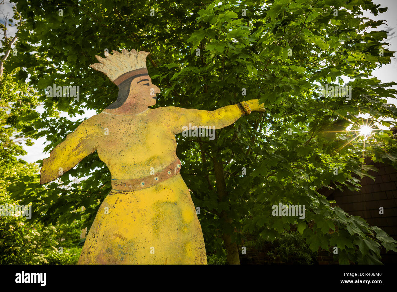 Native american indian statue hi-res stock photography and images - Alamy