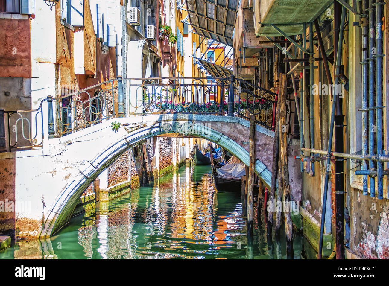 Venice narrow canal hi-res stock photography and images - Alamy
