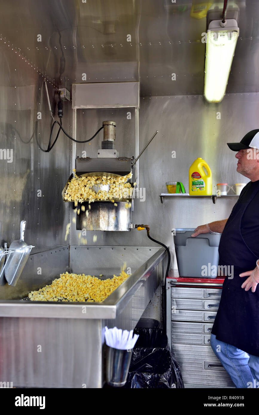 Machine popping corn in mobile popcorn stand making and selling fresh popcorn, Arizona, USA Stock Photo