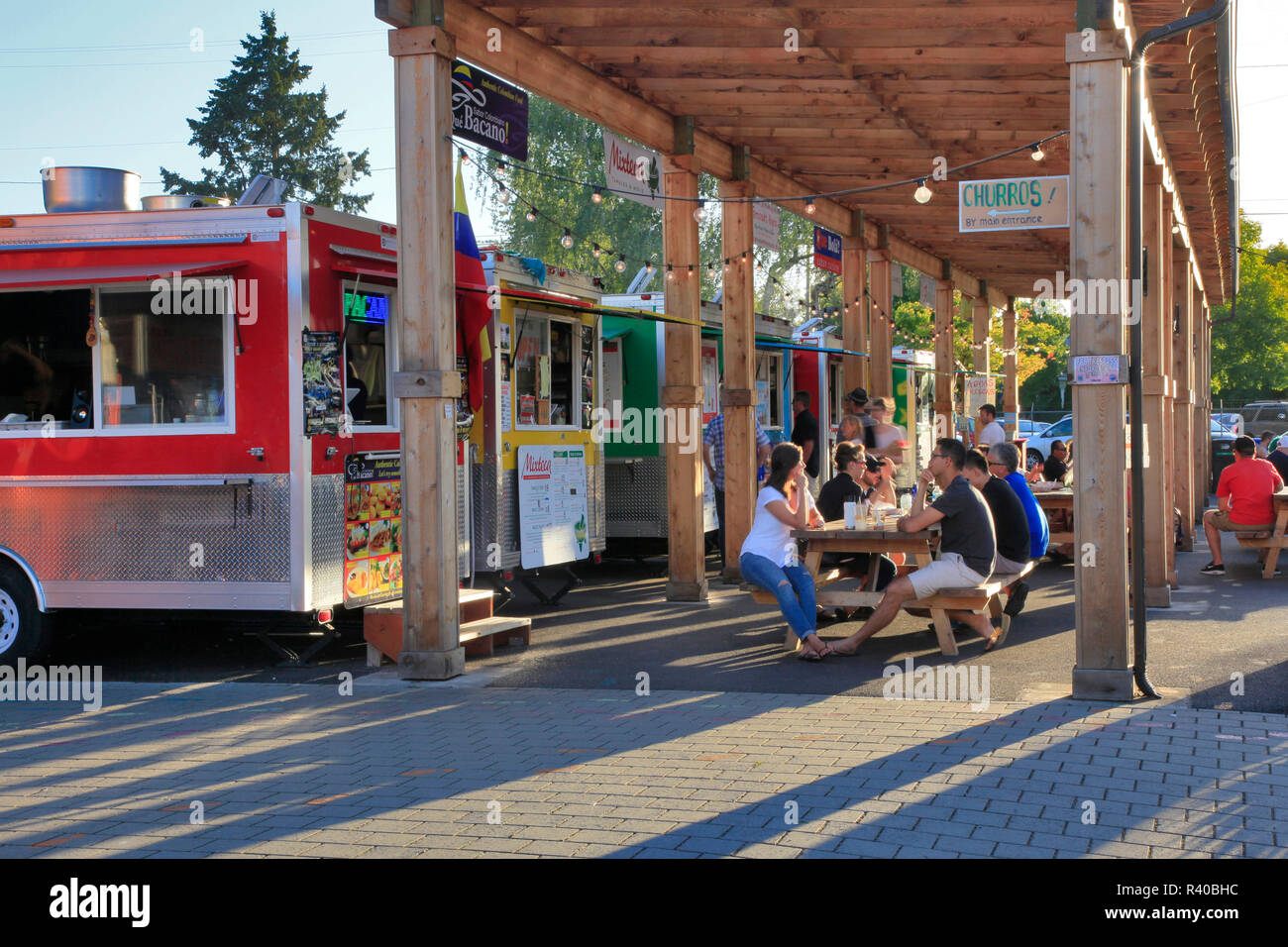 USA, Oregon, Portland. Diners outside Mercado food carts. Credit as: Steve Terrill / Jaynes Gallery / DanitaDelimont.com Stock Photo