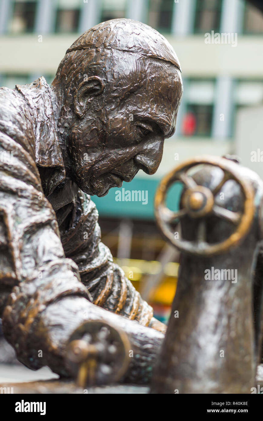 USA, New York City, Midtown Manhattan, Garment Worker, statue by Judith Weller Stock Photo