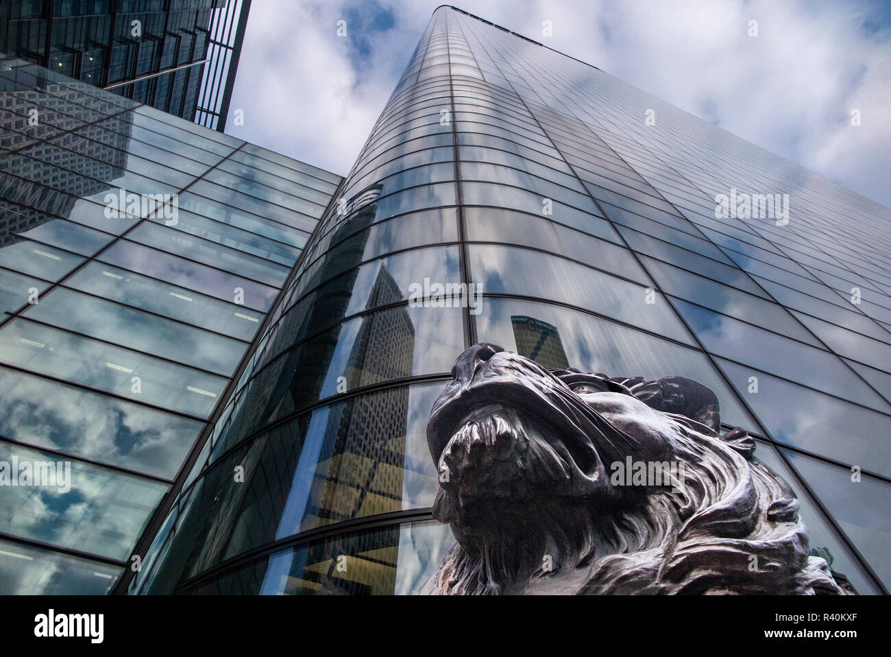 Hsbc canary wharf lion hi-res stock photography and images - Alamy