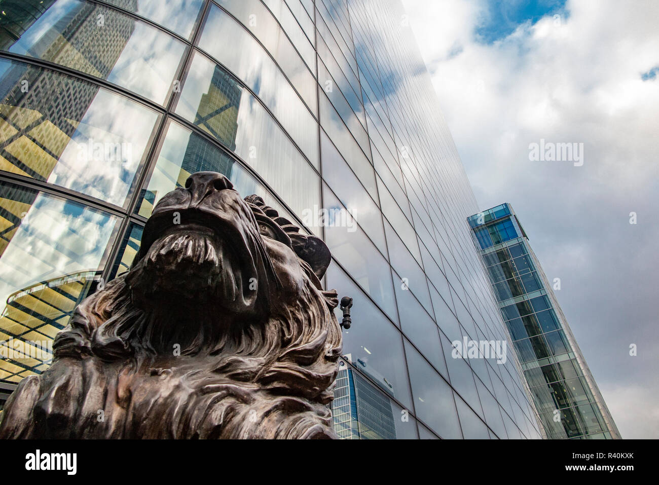 Hsbc canary wharf lion hi-res stock photography and images - Alamy