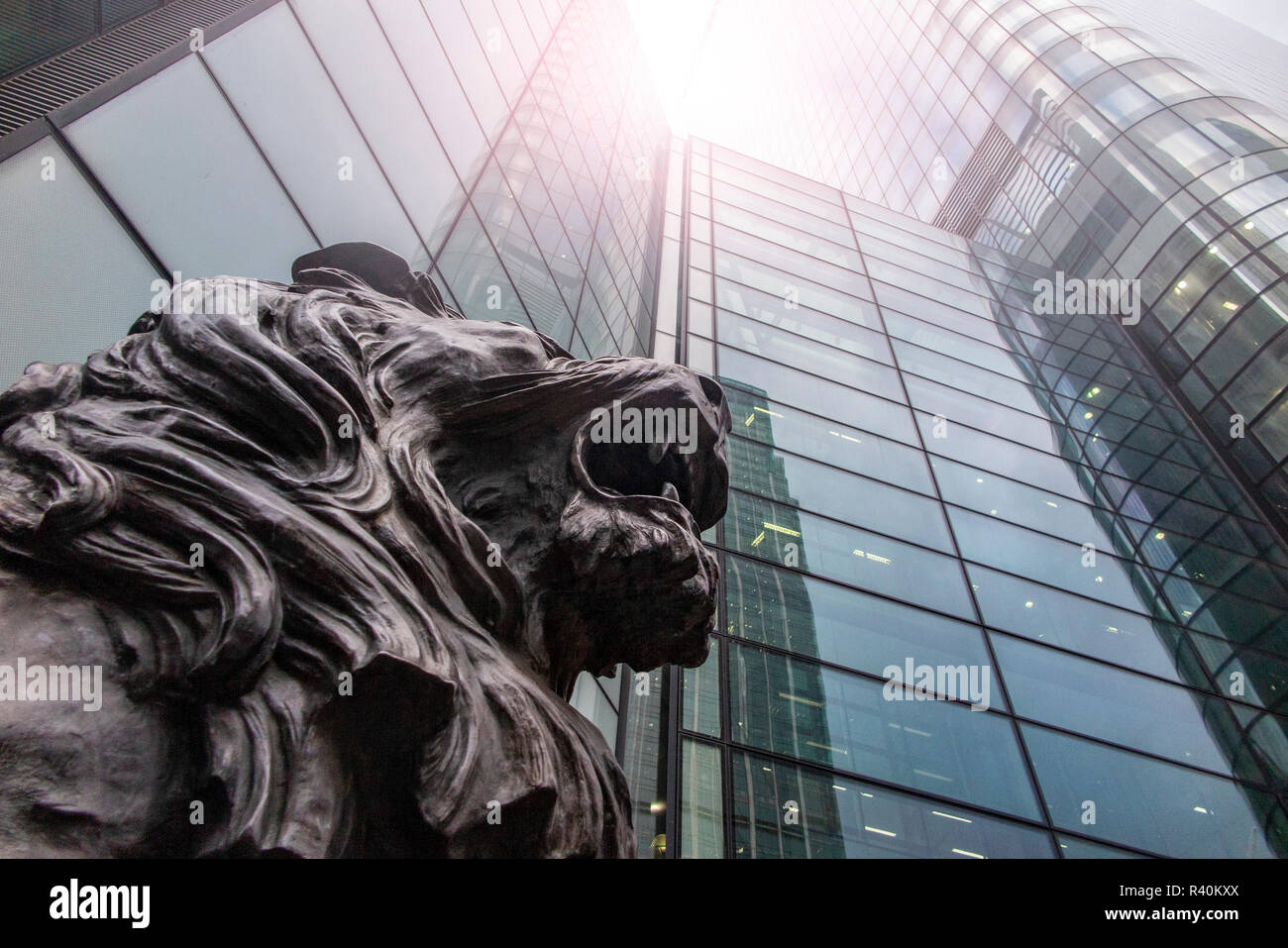 Hsbc canary wharf lion hi-res stock photography and images - Alamy