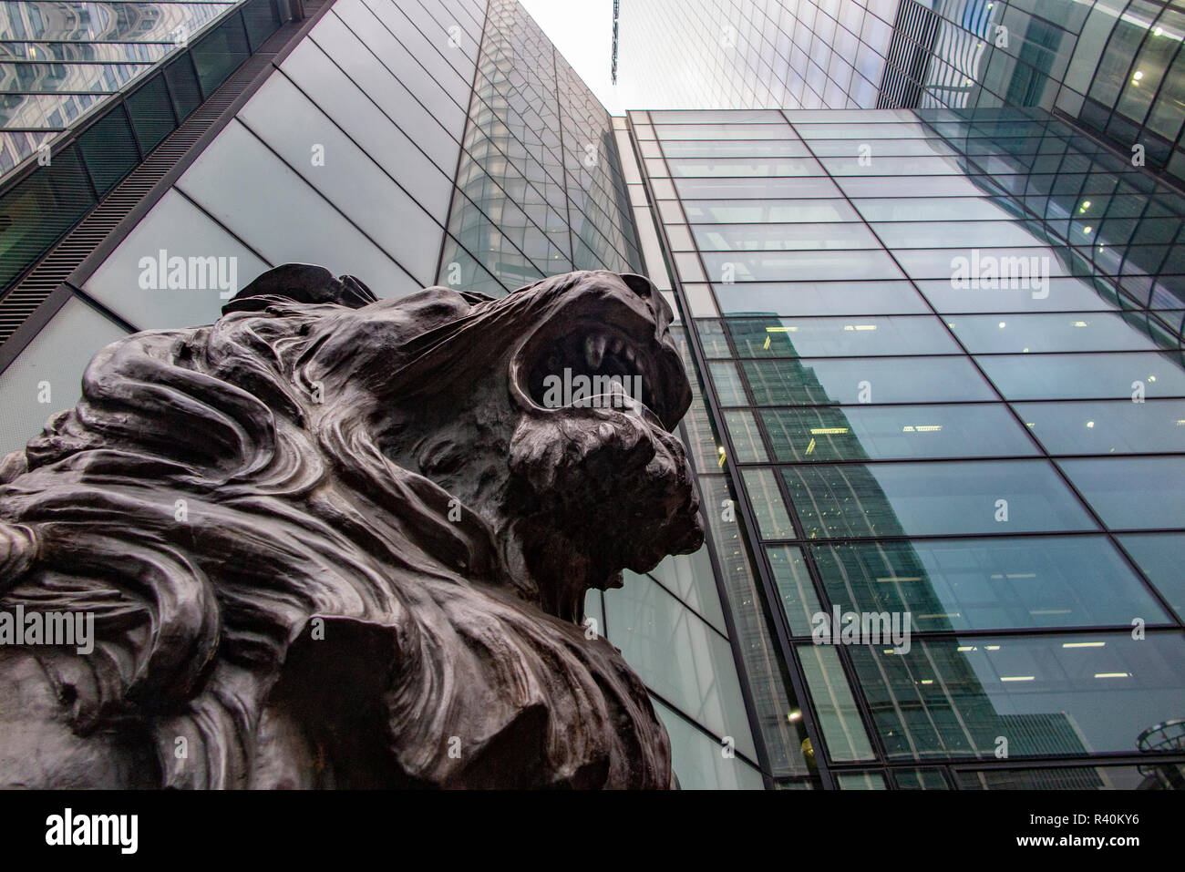 Hsbc canary wharf lion hi-res stock photography and images - Alamy