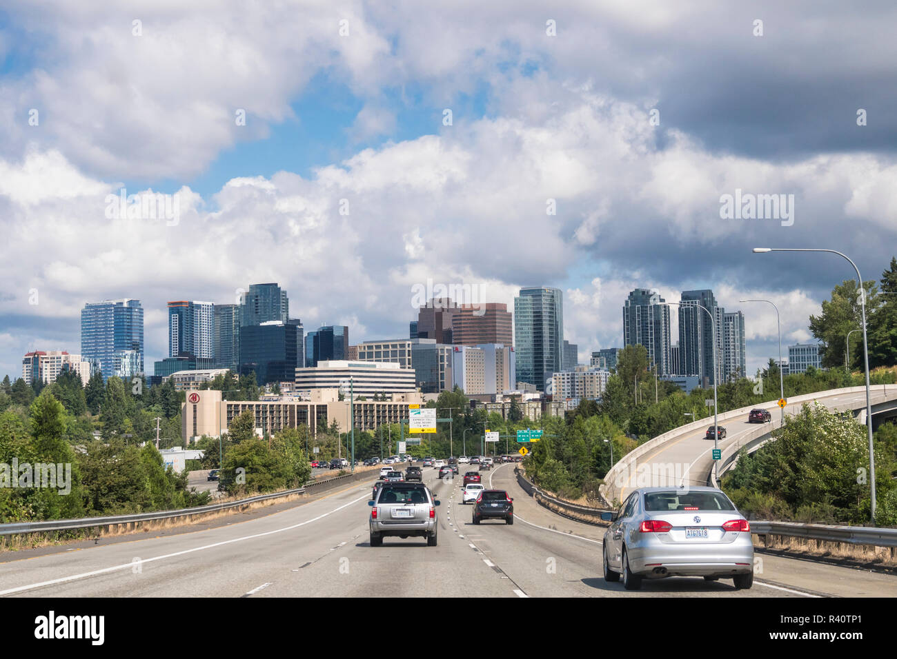USA, Washington State, Bellevue. Cars on I405 heading north into