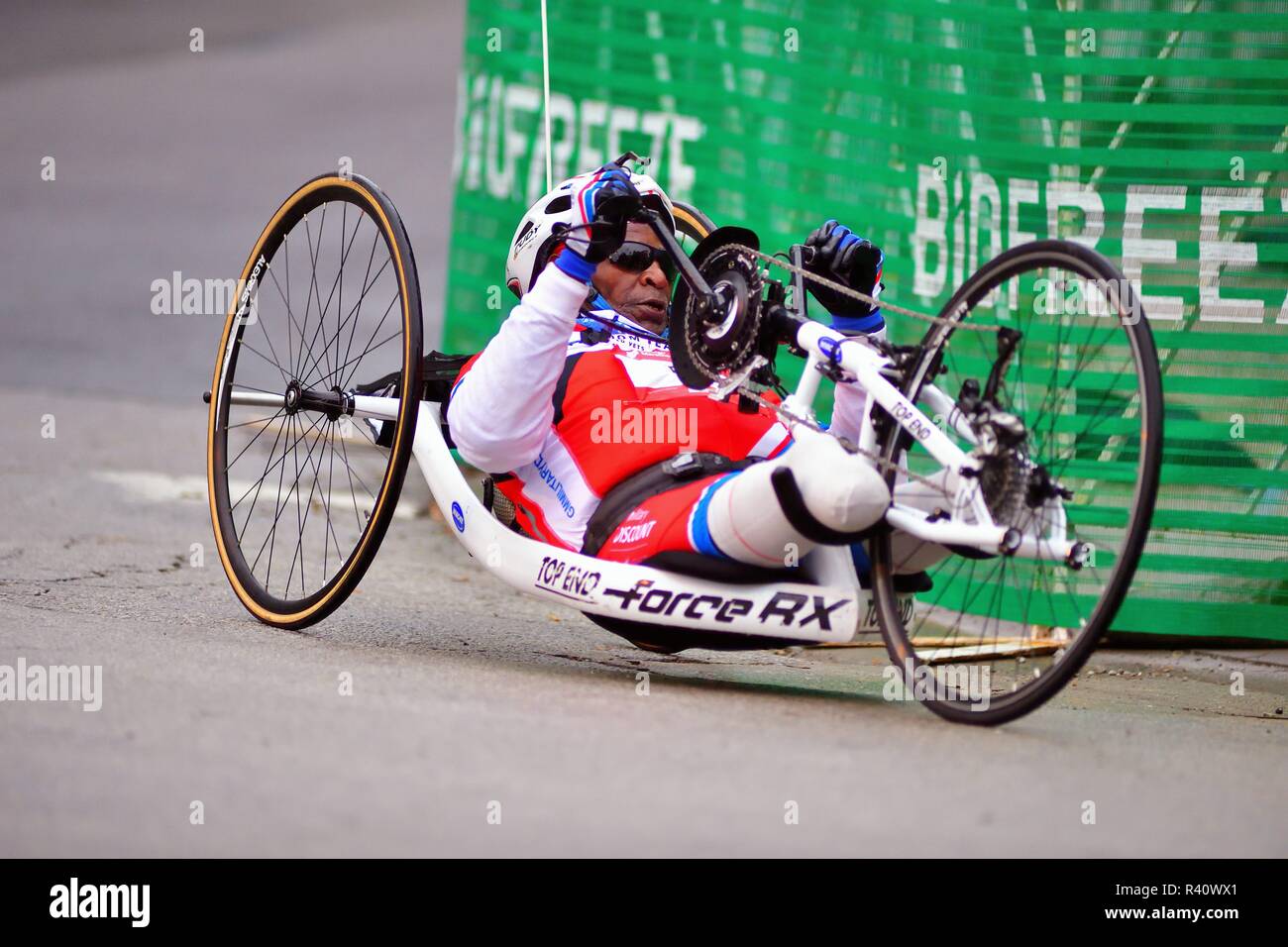 Chicago, Illinois, USA. A handcycle athlete negotiating through a curve about eight miles into the 2018 Chicago Marathon course. Stock Photo
