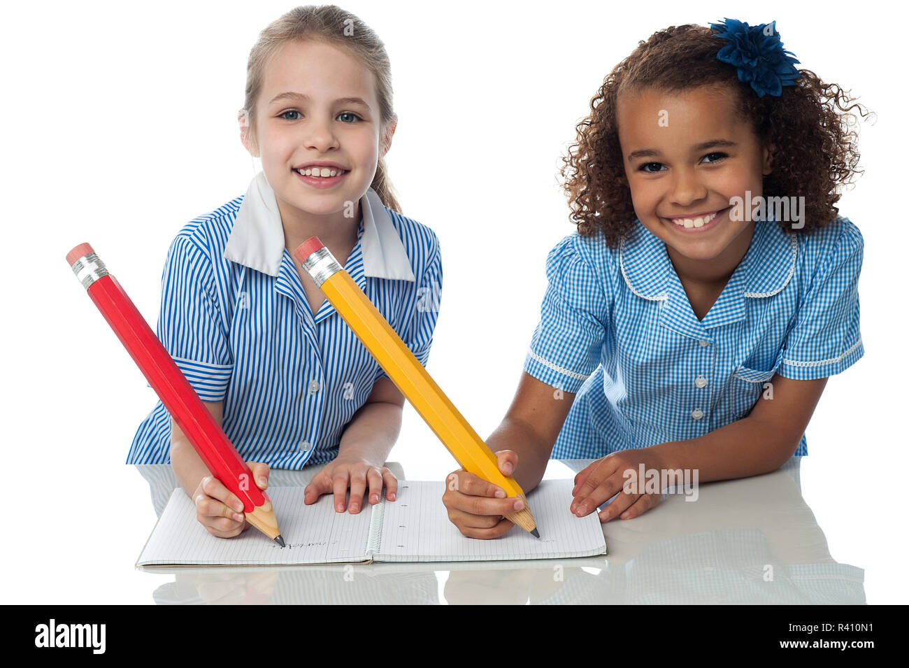 Старшеклассники. Конспектирование картинки. С уважением студент. Общение учителя с учениками. We are writing.